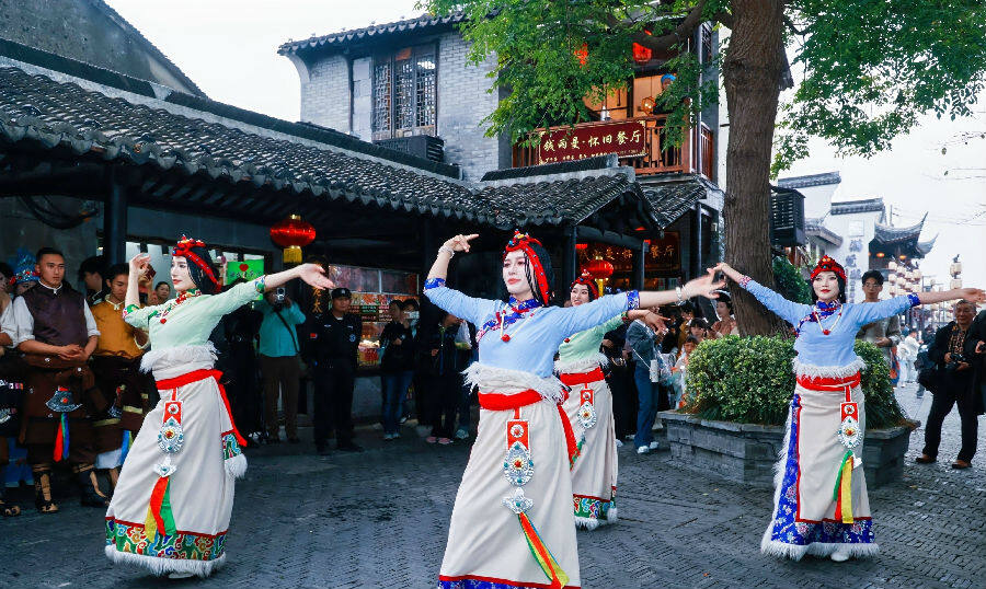 歌舞现场 (殷翠霞 摄) 歌舞现场 (殷翠霞 摄)