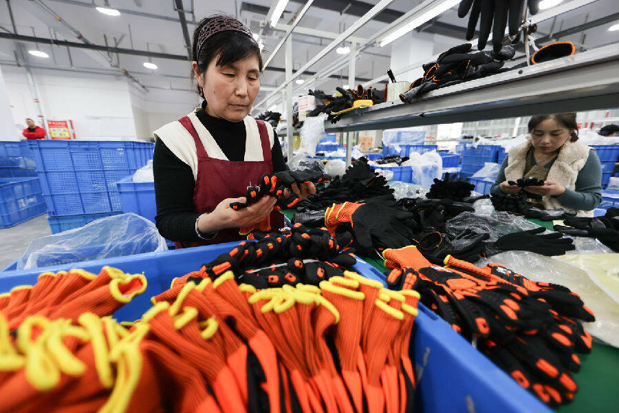 2025年10月31日，工人在赣榆区厉庄镇一家防护用品企业的手套生产线上工作。（司伟 摄）