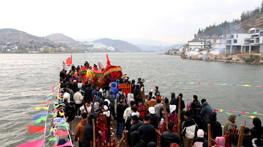 接本主上岛（张静 摄）