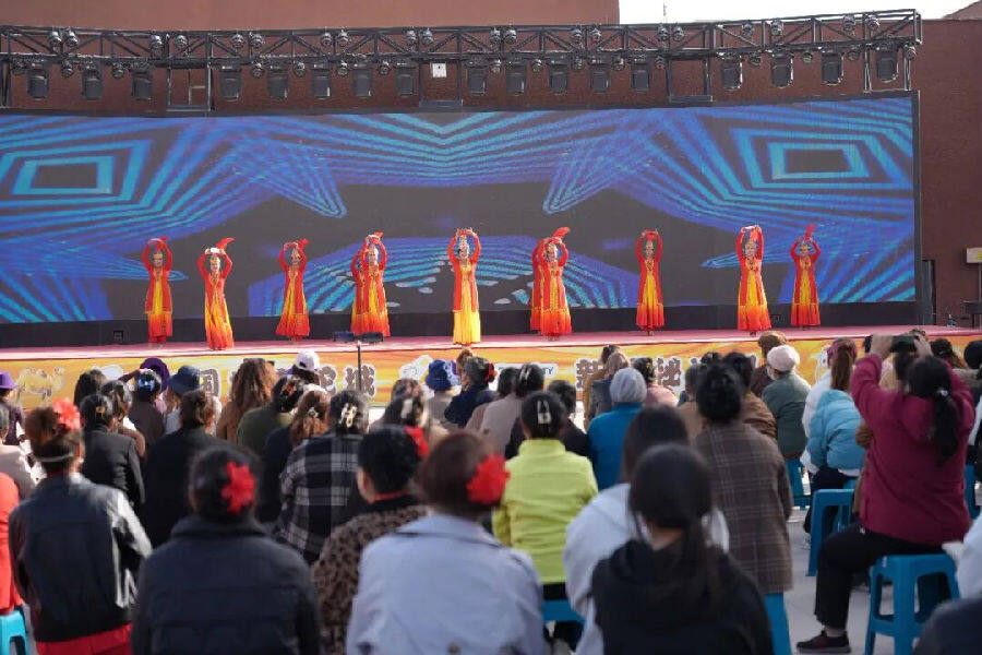 阿克苏地区2025年“舞起龟兹”地区“舞超”联赛柯坪县选拔赛在驼城风情街火热开赛(艾热提·加沙热提 摄) 阿克苏地区2025年“舞起龟兹”地区“舞超”联赛柯坪县选拔赛在驼城风情街火热开赛(艾热提·加沙热提 摄)