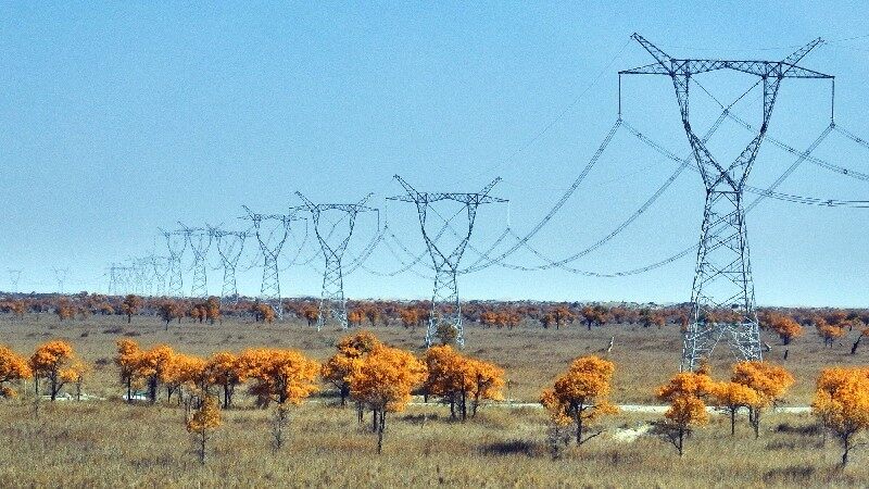 且末—若羌750千伏输变电工程(马元 摄) 且末—若羌750千伏输变电工程(马元 摄)