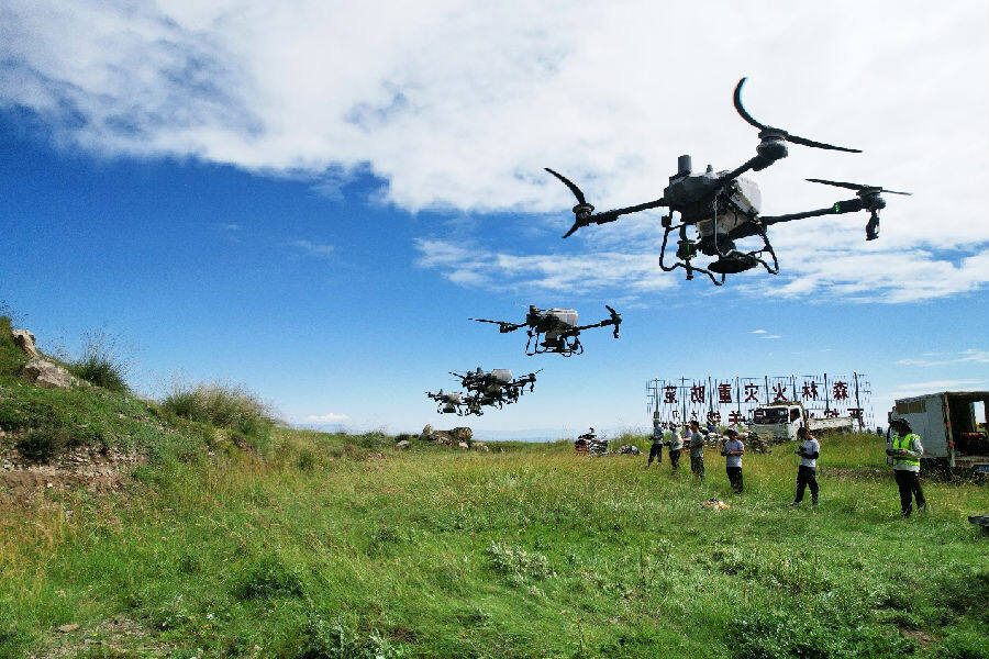 无人机正在进行空中施肥作业(李浩荣 摄) 无人机正在进行空中施肥作业(李浩荣 摄)