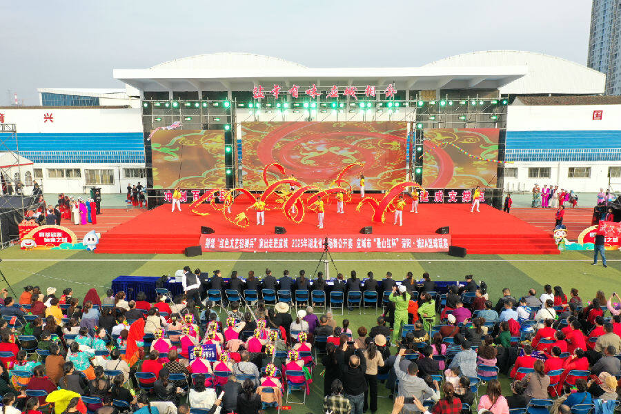 广场舞比赛现场(孙缙 摄) 广场舞比赛现场(孙缙 摄)