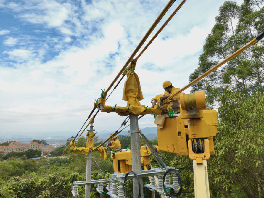国网厦门供电公司不停电中心在10千伏古大线#85杆进行带负荷直线杆改耐张杆作业。(罗冰祥 摄) 国网厦门供电公司不停电中心在10千伏古大线#85杆进行带负荷直线杆改耐张杆作业。(罗冰祥 摄)
