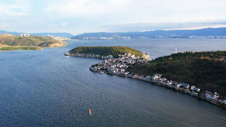 鸟瞰大理洱海金梭岛（张静 摄）