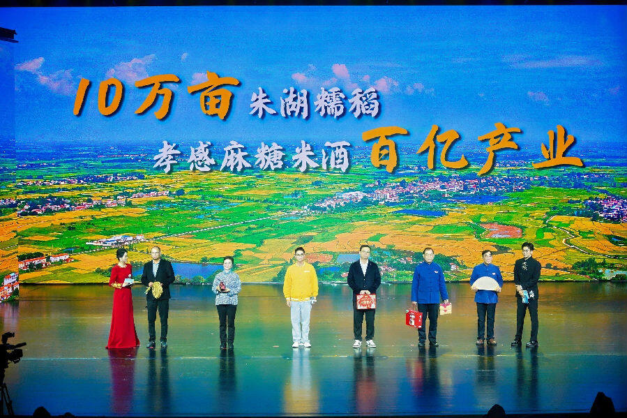 “种、产、宣、销”产业代表现场展示(姜珂 摄) “种、产、宣、销”产业代表现场展示(姜珂 摄)