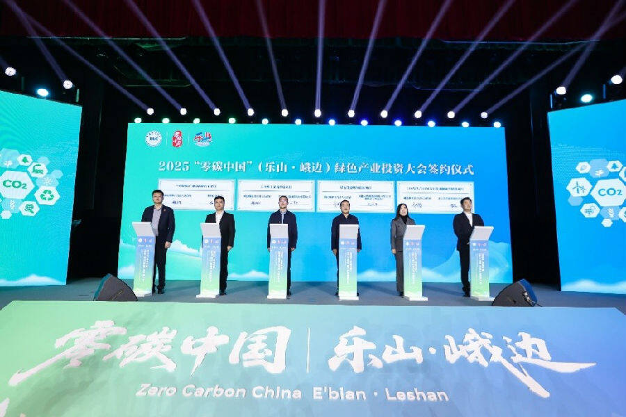 签约现场(钟馨 摄) 签约现场(钟馨 摄)