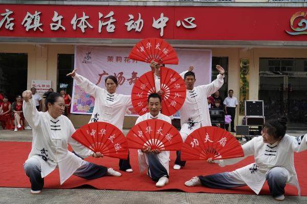 “茉莉花开 红色张店”广场舞友谊赛现场(封静怡 摄) “茉莉花开 红色张店”广场舞友谊赛现场(封静怡 摄)
