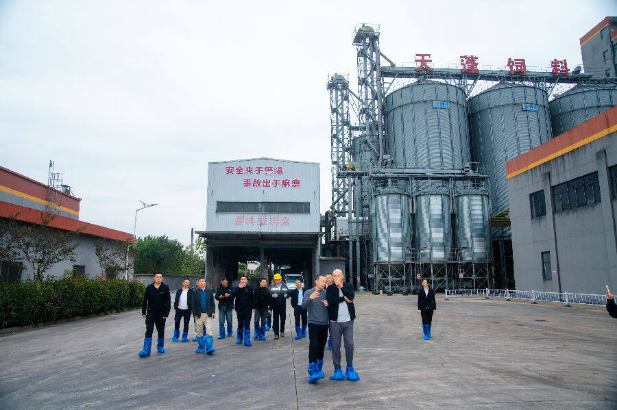玉山县黑猪产业考察组参观现代化饲料厂(柴慧芬 摄) 玉山县黑猪产业考察组参观现代化饲料厂(柴慧芬 摄)