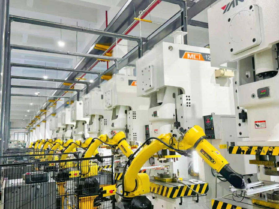 浙江正裕工业股份有限公司的智能化车间 (辛慧 摄) 浙江正裕工业股份有限公司的智能化车间 (辛慧 摄)