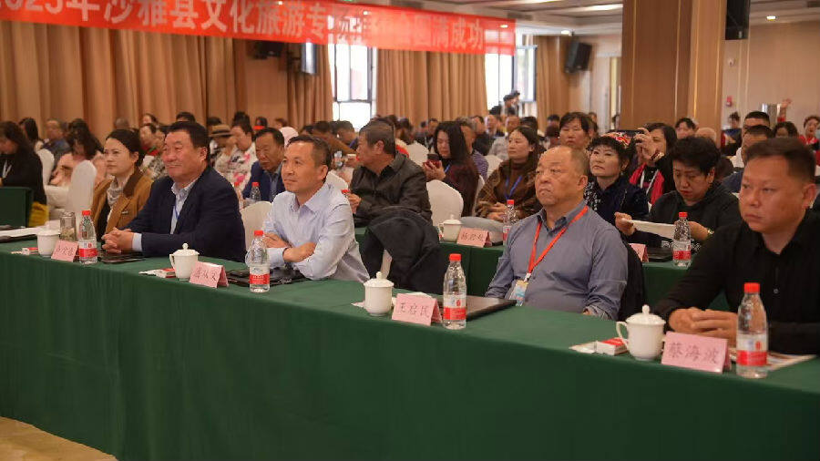 沙雅县举办2025年“世界胡杨森林 龟兹花园沙雅”胡杨季文化和旅游推介会。(张鸿 摄) 沙雅县举办2025年“世界胡杨森林 龟兹花园沙雅”胡杨季文化和旅游推介会。(张鸿 摄)