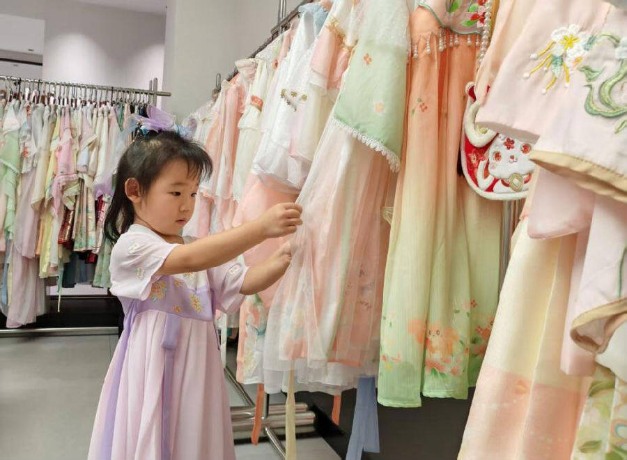小游客在昕汉唐儒衣店挑选自己喜欢的样式(韩凤举 摄) 小游客在昕汉唐儒衣店挑选自己喜欢的样式(韩凤举 摄)
