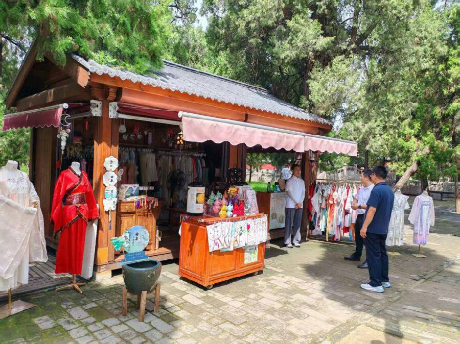 孔庙景区内的传统服饰体验店(韩凤举 摄) 孔庙景区内的传统服饰体验店(韩凤举 摄)