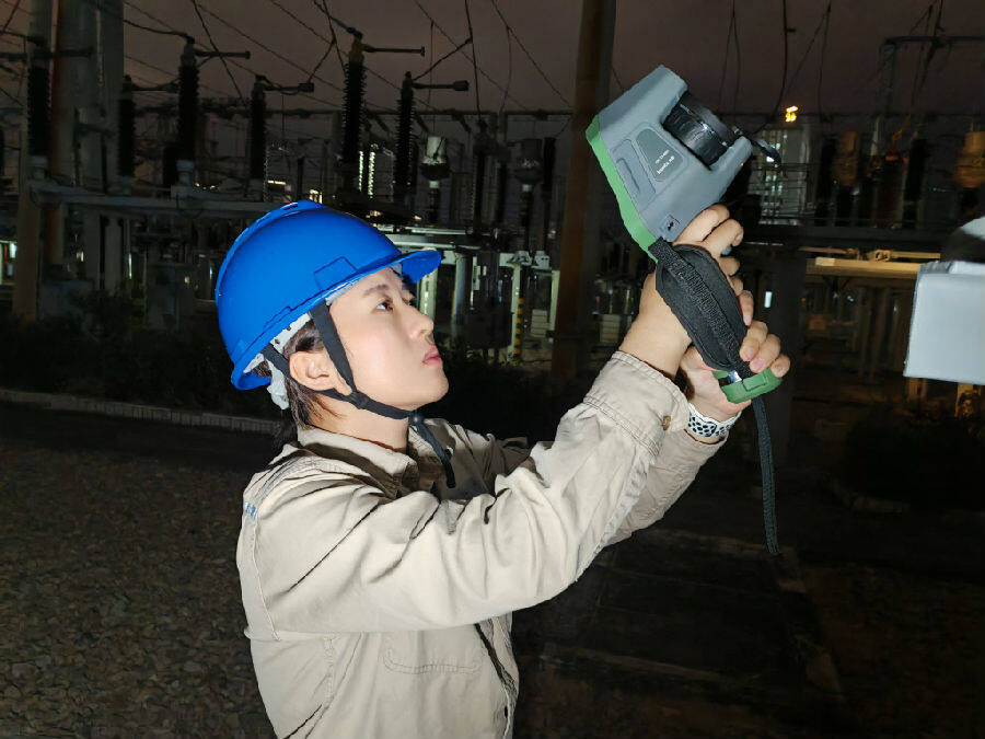 国网厦门供电公司电缆中心工作人员对110KV钟南线等10余处电缆终端开展夜间巡视及防污闪专项工作(朱柳桦 摄) 国网厦门供电公司电缆中心工作人员对110KV钟南线等10余处电缆终端开展夜间巡视及防污闪专项工作(朱柳桦 摄)