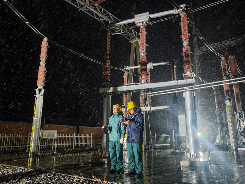 国网奎屯供电公司员工在220千伏炮台梁变电站开展特巡测温工作。(梁帅伟 摄) 国网奎屯供电公司员工在220千伏炮台梁变电站开展特巡测温工作。(梁帅伟 摄)