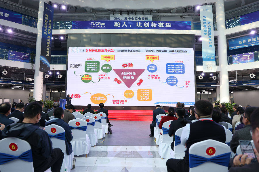 驼人集团创始人王国胜分享“院企战略合作创新转化铁三角”(陈港琦 摄) 驼人集团创始人王国胜分享“院企战略合作创新转化铁三角”(陈港琦 摄)