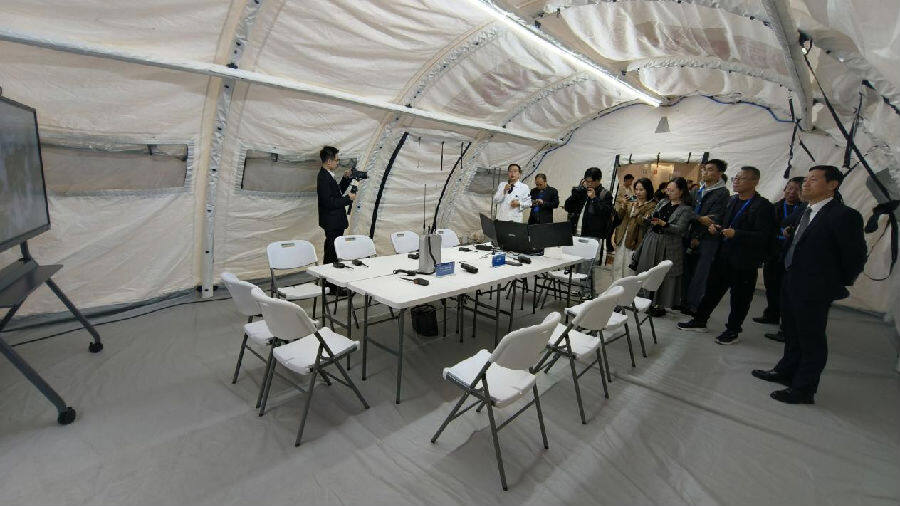 帐篷内的救援指挥中心(曾庆华 摄) 帐篷内的救援指挥中心(曾庆华 摄)