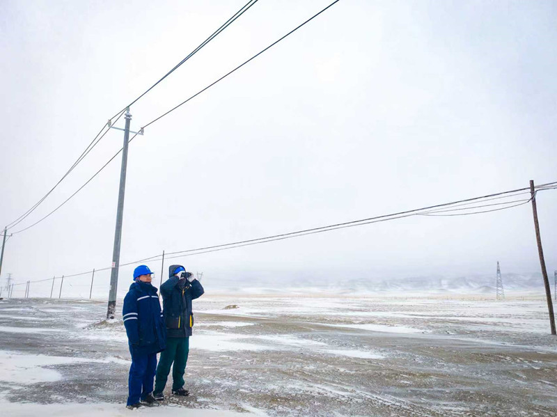 国网哈密供电公司员工对配网线路进行特殊巡视。(迪里夏提 摄) 国网哈密供电公司员工对配网线路进行特殊巡视。(迪里夏提 摄)