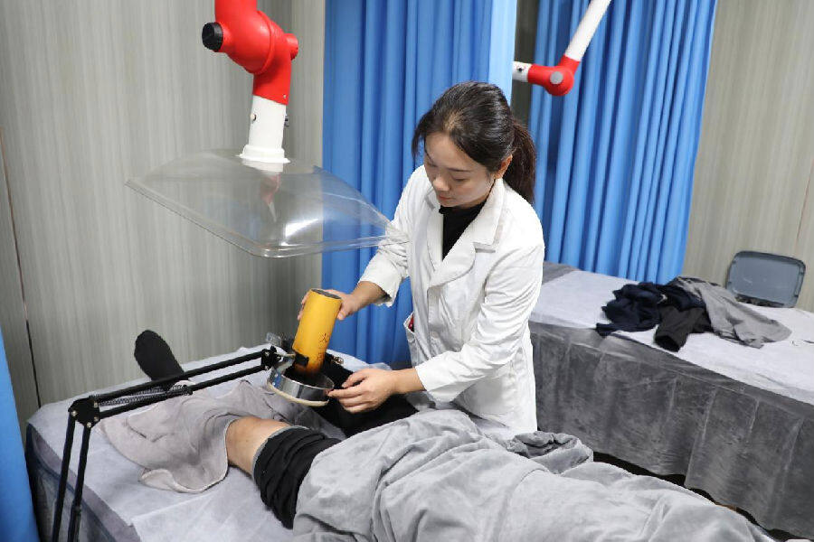市民体验大炮灸理疗膝部(刘钊海 摄) 市民体验大炮灸理疗膝部(刘钊海 摄)