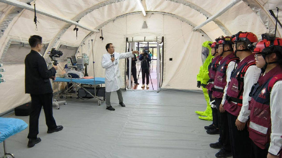 帐篷内整装演习的应急救援人员 (曾庆华 摄) 帐篷内整装演习的应急救援人员 (曾庆华 摄)